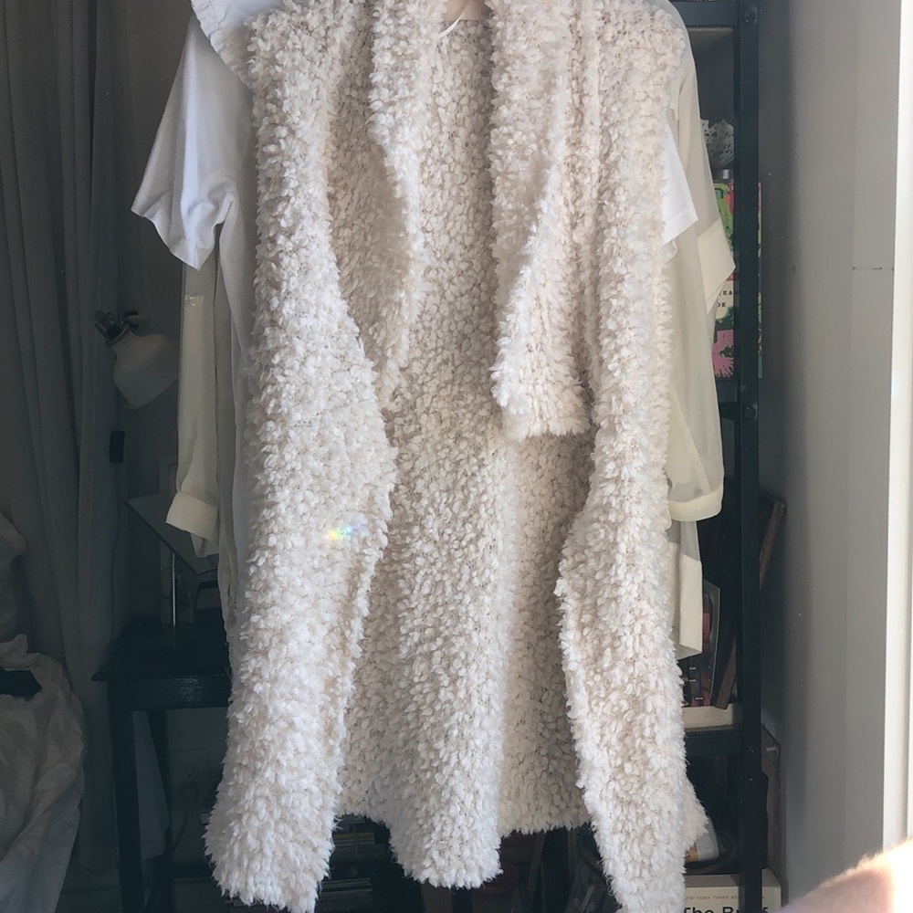 White Faux Fur “Eyelash Flyaway” Vest with Pockets NWT - Picture 15 of 16